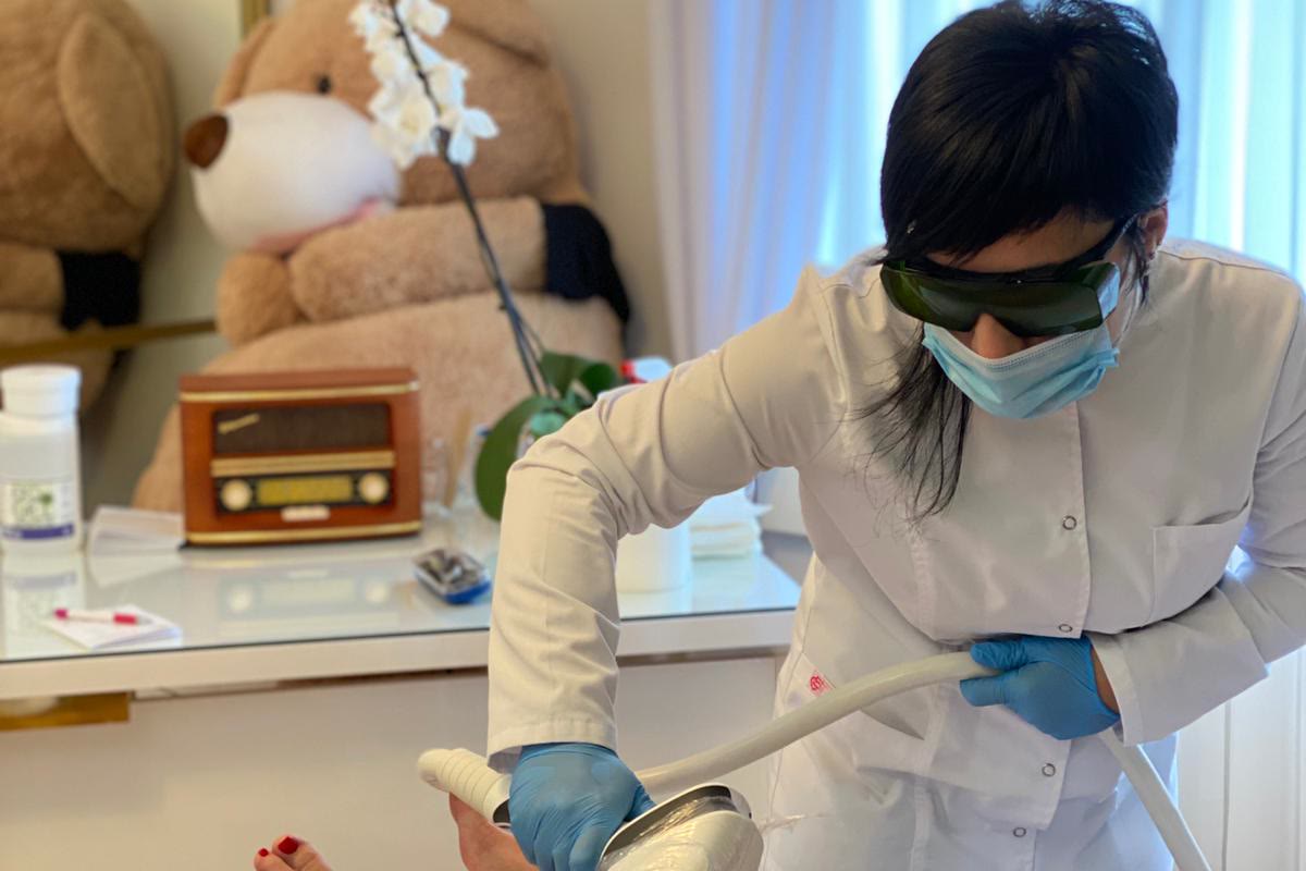 Dokumentovan tretman sa tehničarkom i laserskom glavom